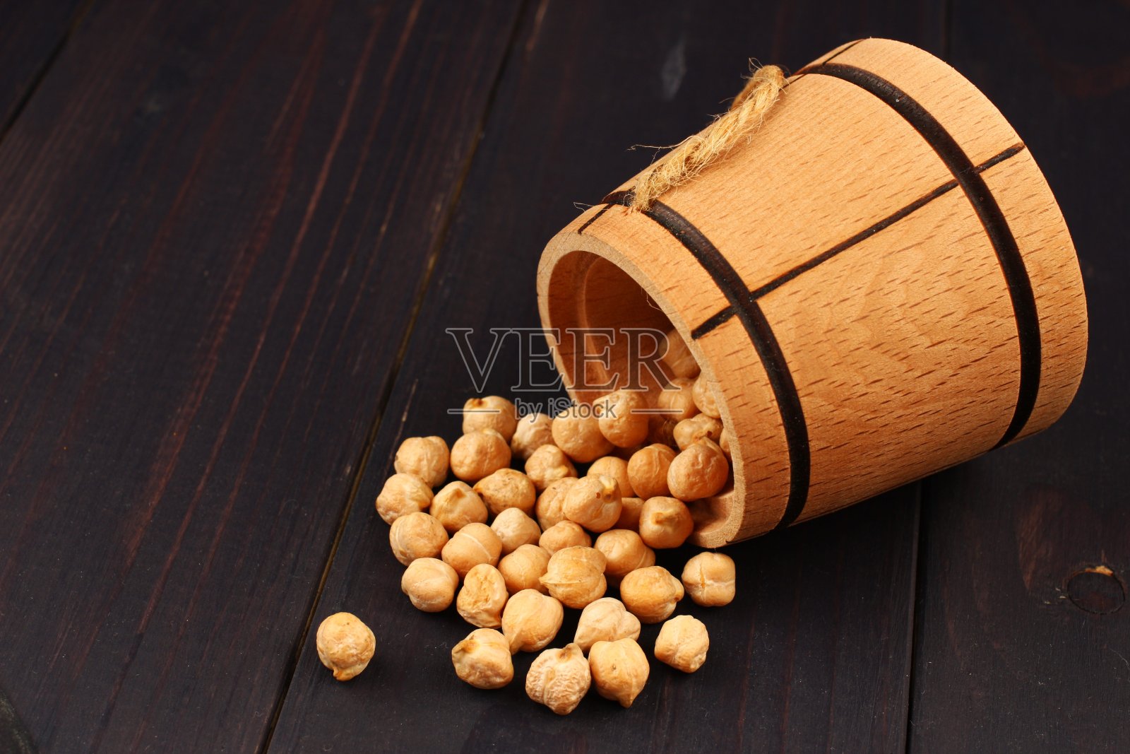 鹰嘴豆木桶里的豌豆特写照片摄影图片