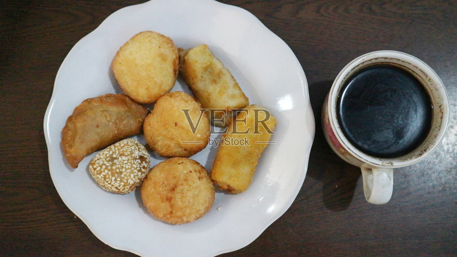 蛋糕和咖啡在木桌上照片摄影图片