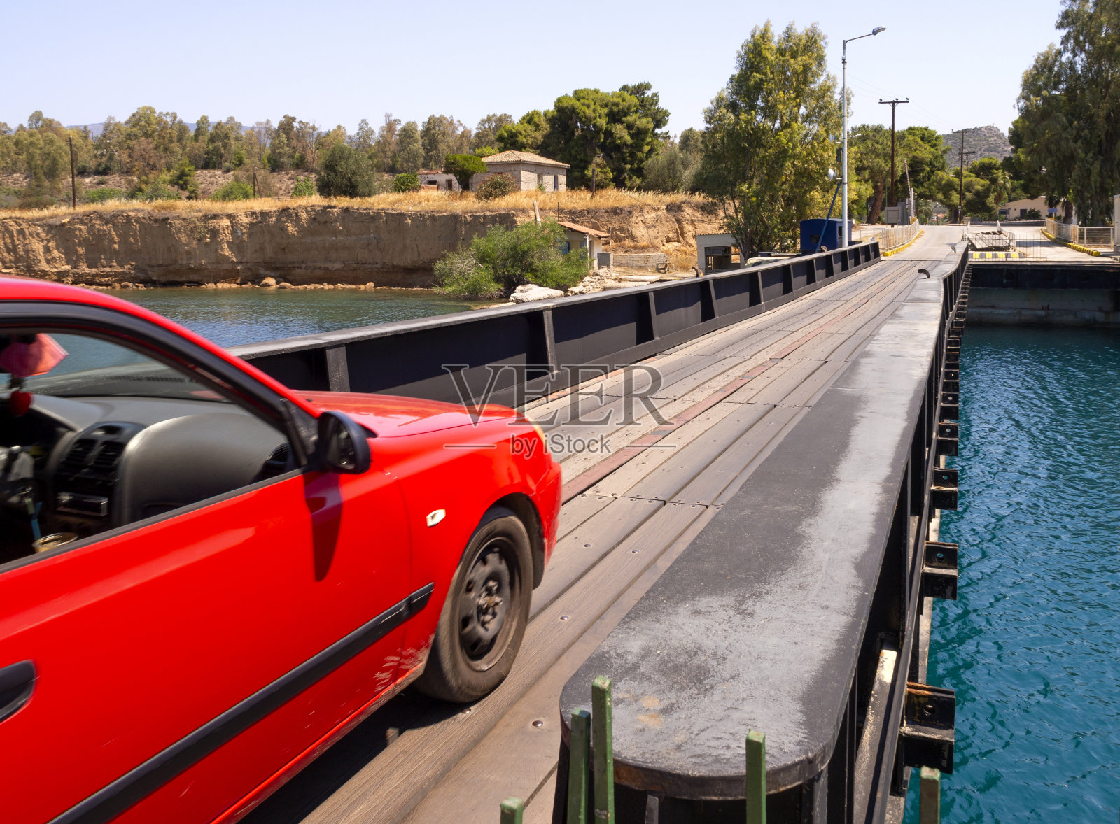 位于希腊科林斯运河入口处的水下汽车木桥照片摄影图片