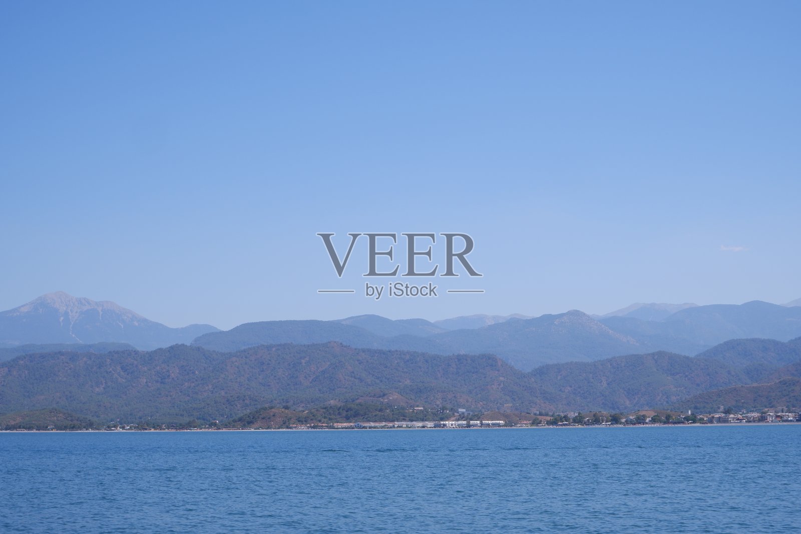 从船海和山的景观照片摄影图片