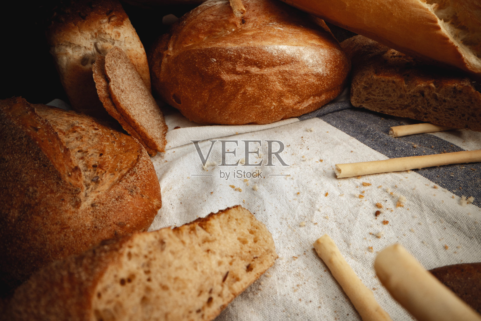 各种各样的面包在桌布上靠近照片摄影图片