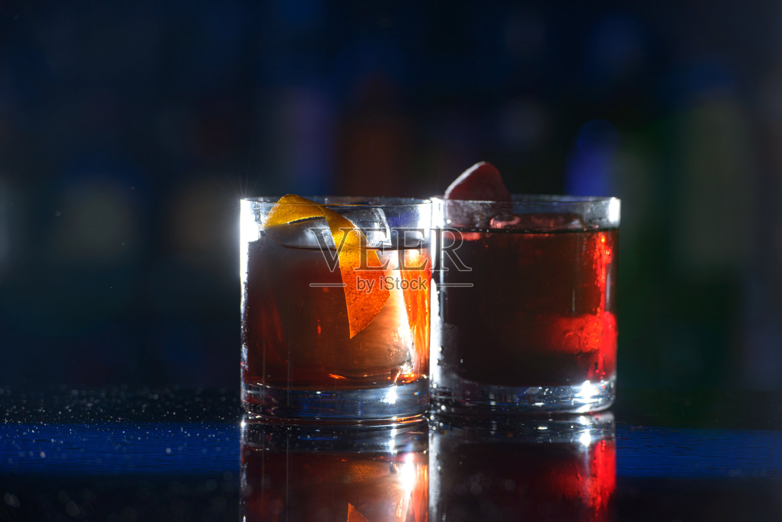 桌上放着几杯清凉的夏日草莓橙鸡尾酒照片摄影图片