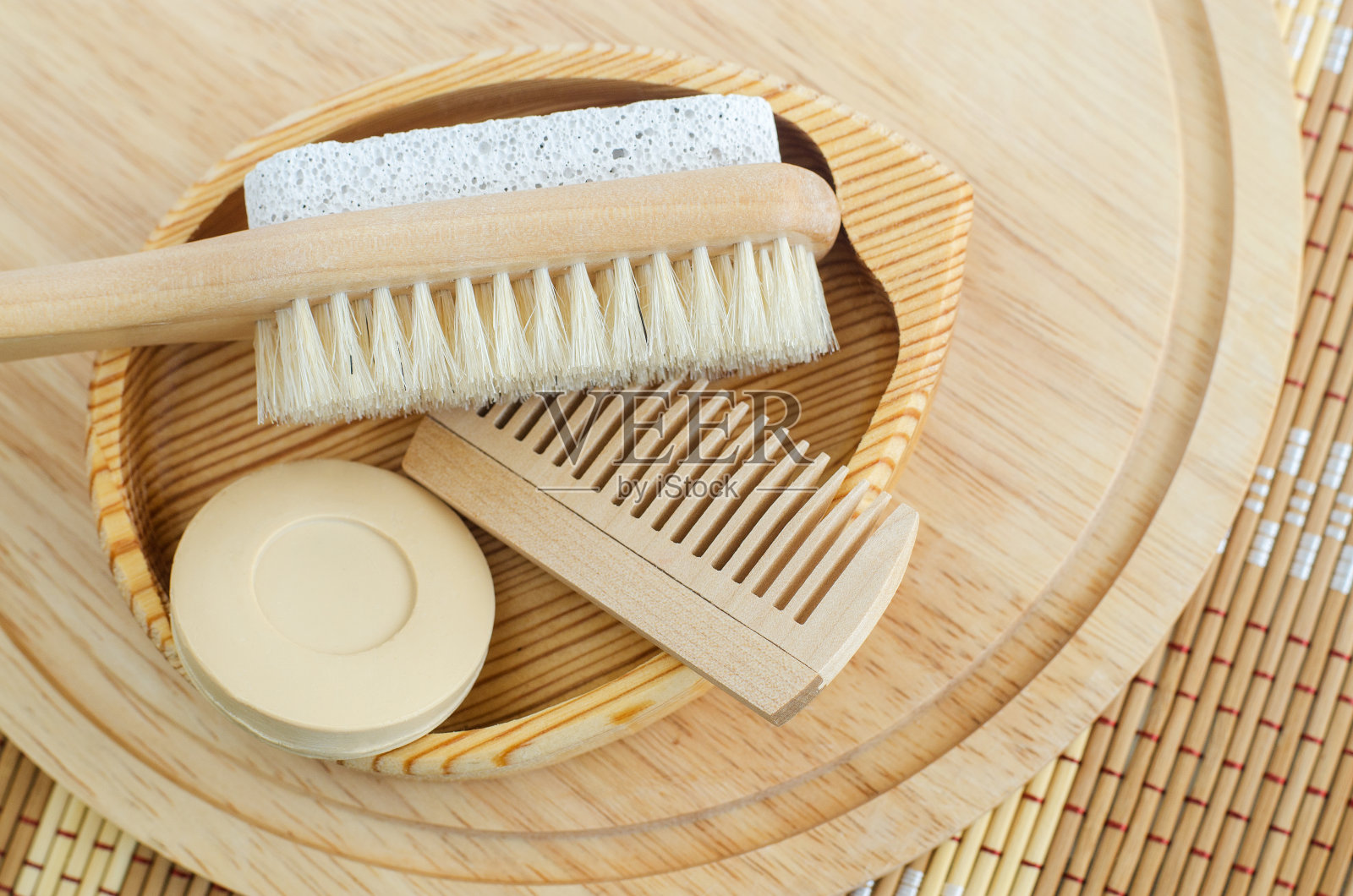 肥皂条(实心洗发水)，木发刷和脚刷用浮石。环保洗漱套装。天然美容护理，护肤零浪费理念。俯视图，复制空间。照片摄影图片