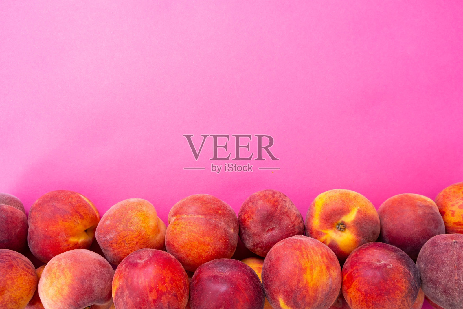 桃红背景下的成熟桃子，特写照片摄影图片