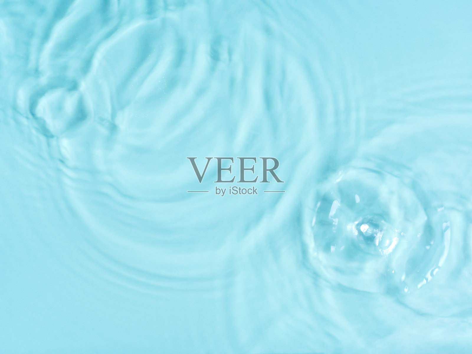 蓝色的水面颜色背景与涟漪，圆圈和水滴照片摄影图片