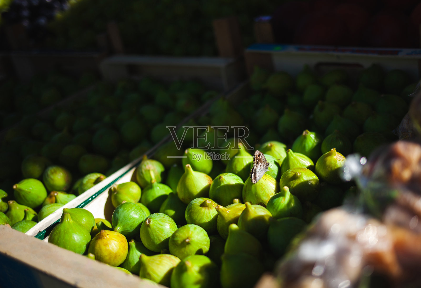 克罗地亚的一个街头市场，托盘上放着许多绿无花果照片摄影图片