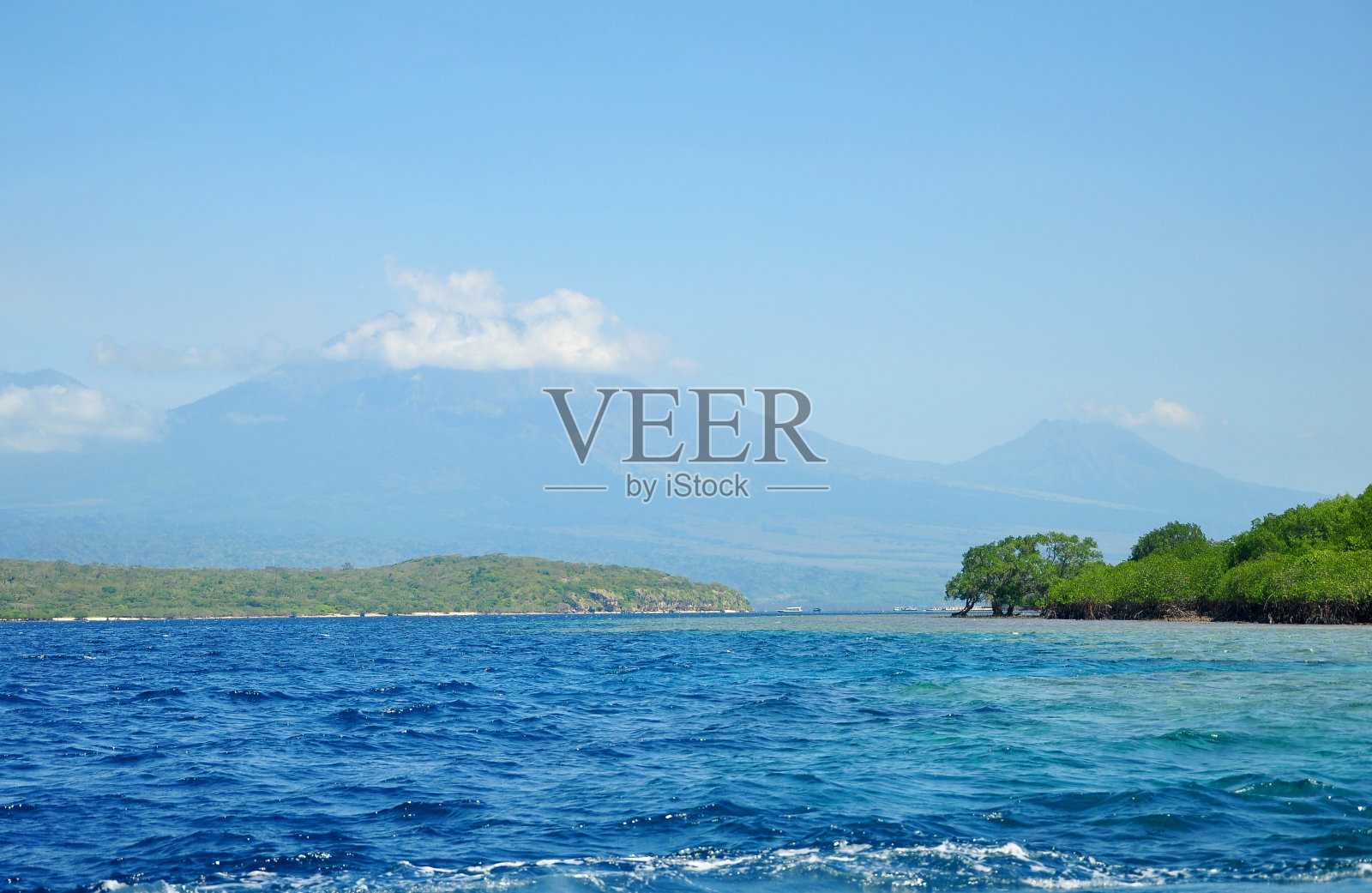 风景在西巴厘岛国家公园，与山的观点和浮潜活动照片摄影图片