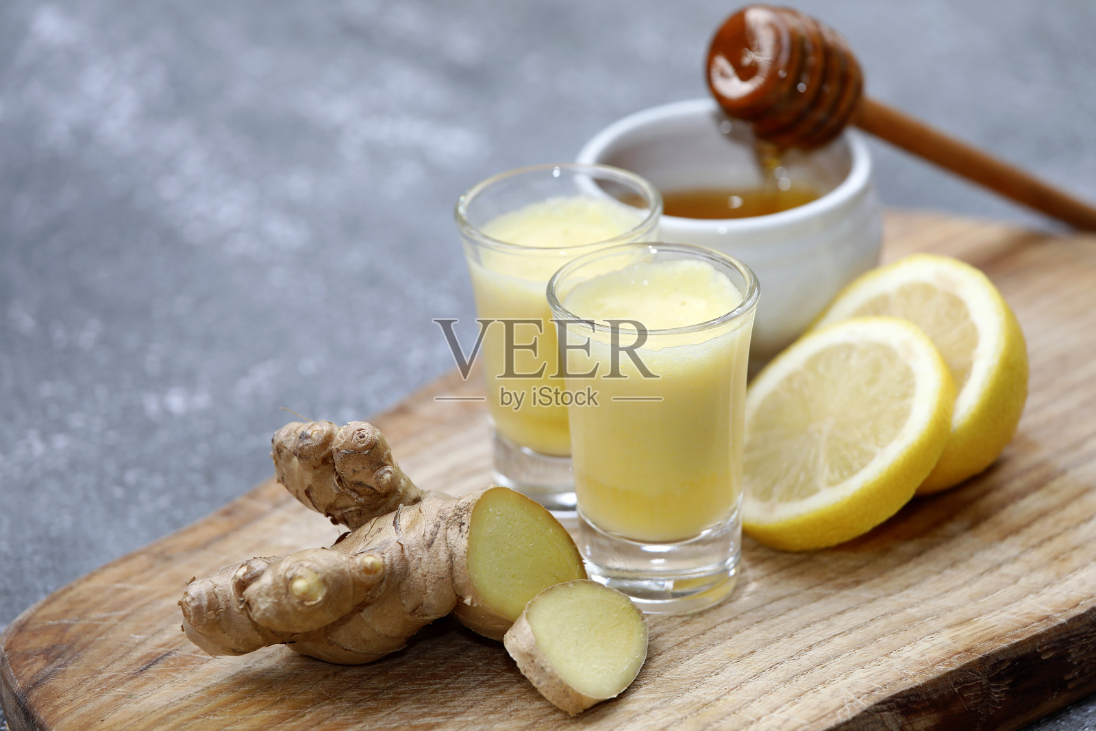 含有健康成分的姜饮料、果汁或烈酒。照片摄影图片