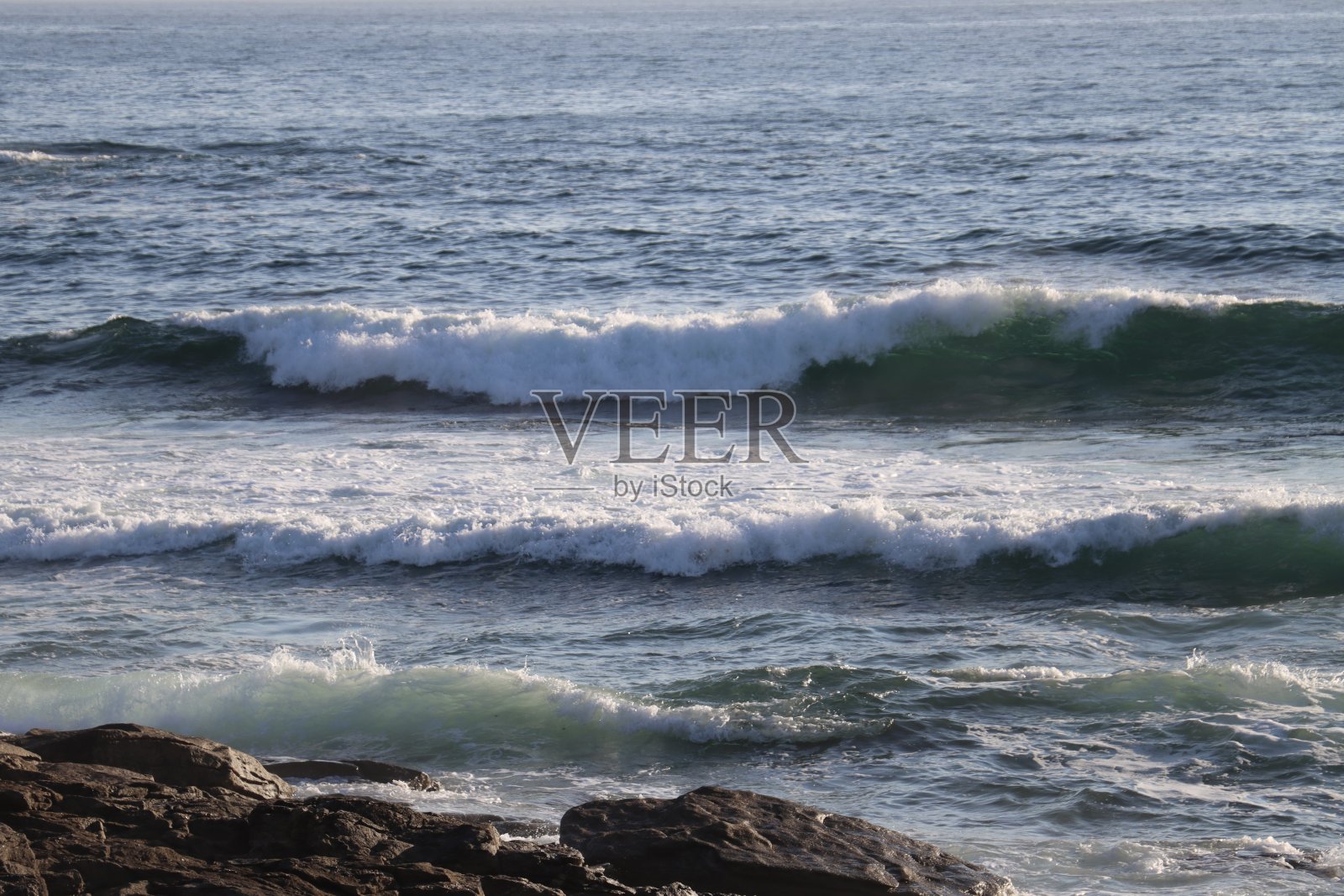 布列塔尼浪花飞溅照片摄影图片