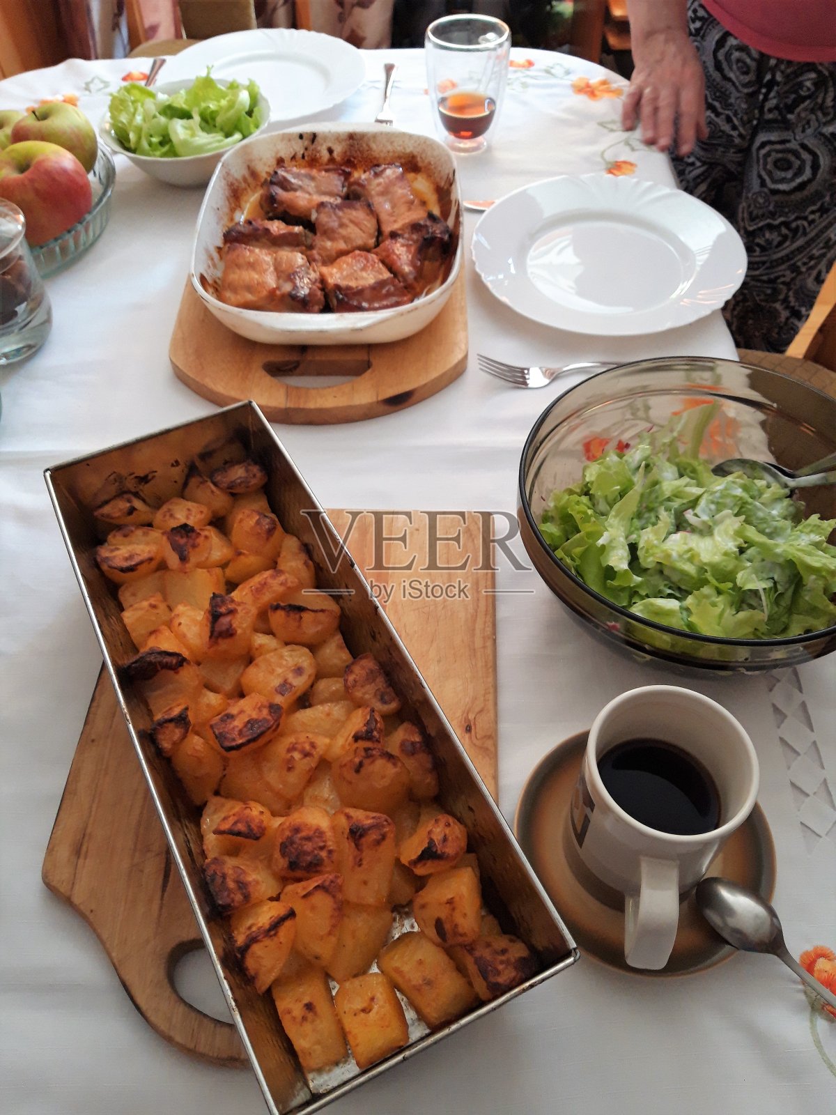 烤猪肉和烤土豆是家庭午餐照片摄影图片