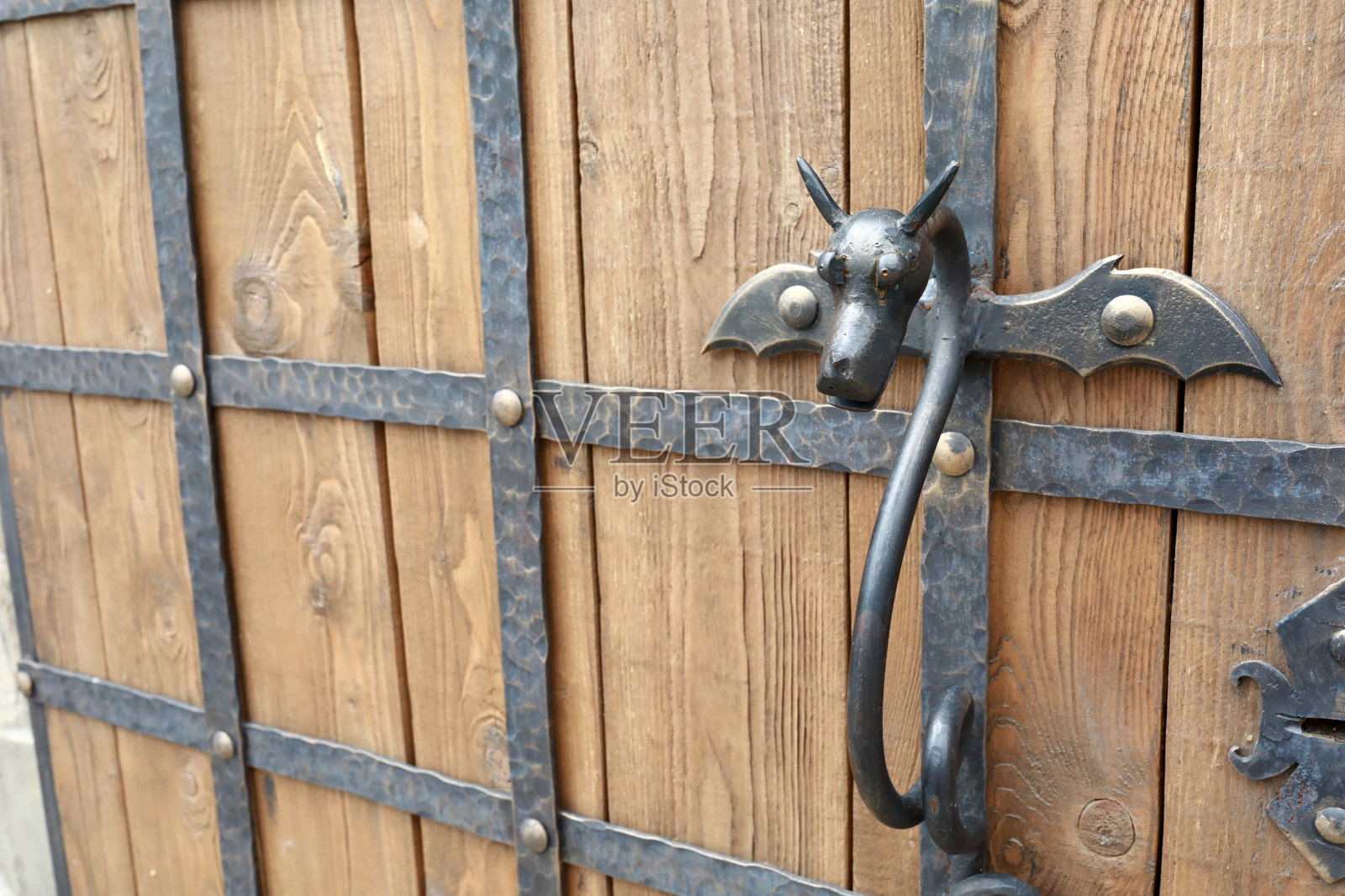 木门上的铁把手照片摄影图片