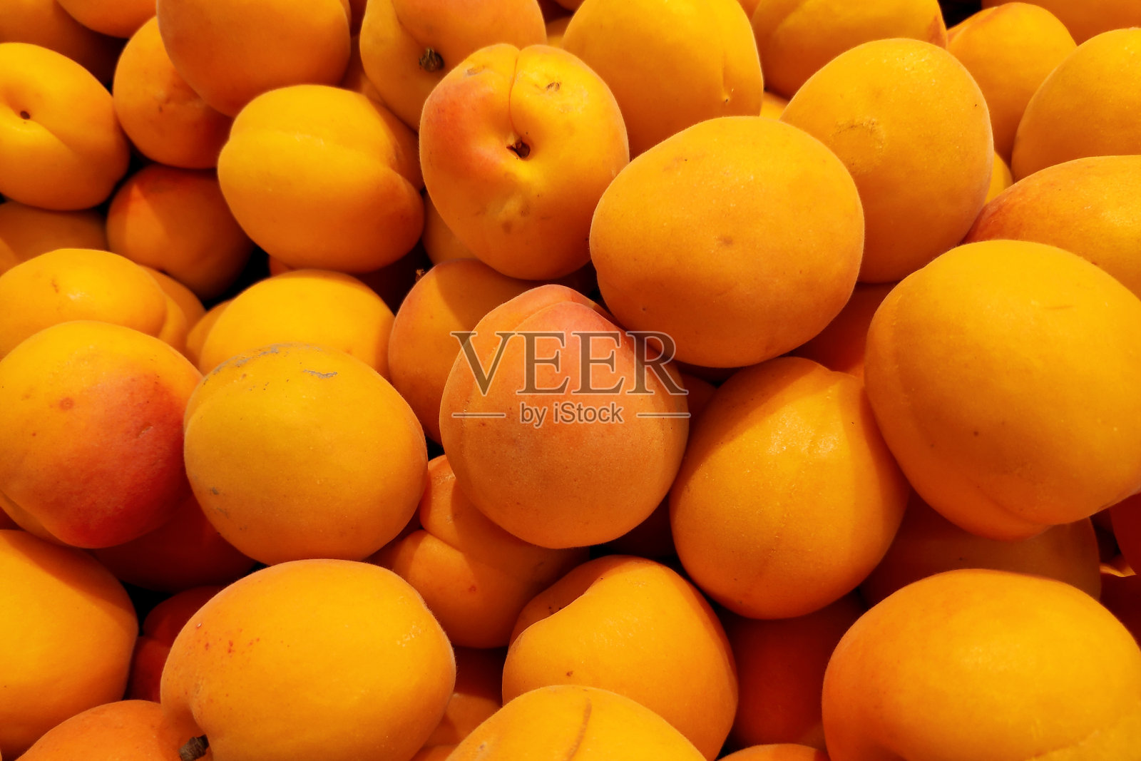 市场摊位上的杏子堆照片摄影图片