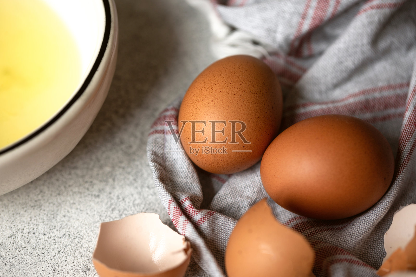 把鸡蛋放在毛巾上。照片摄影图片