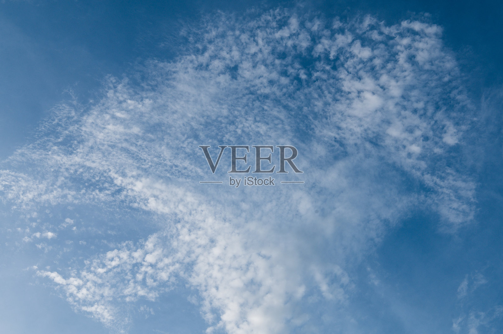 蓝色的天空和小云朵的背景照片摄影图片