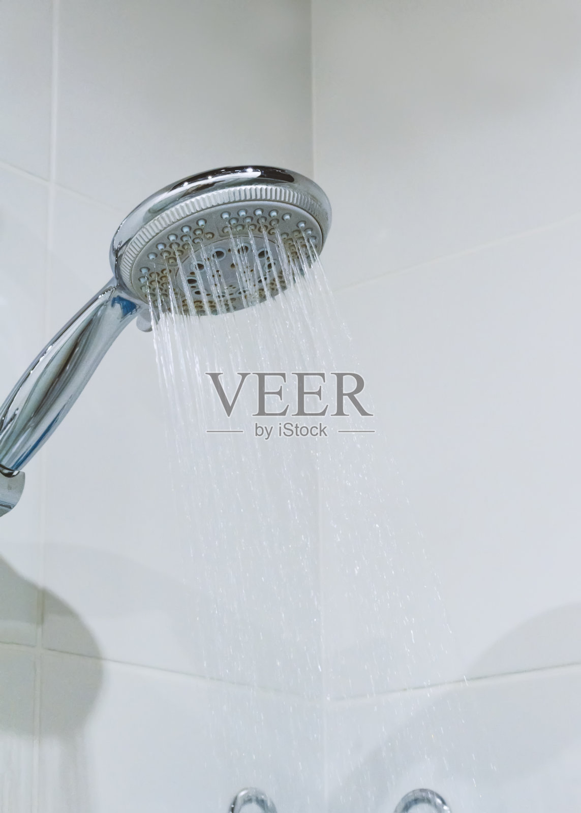 淋浴喷头与喷水特写在浴室照片摄影图片