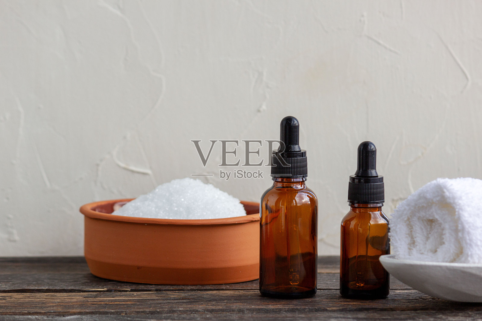 水疗设置与天然油和海盐。照片摄影图片