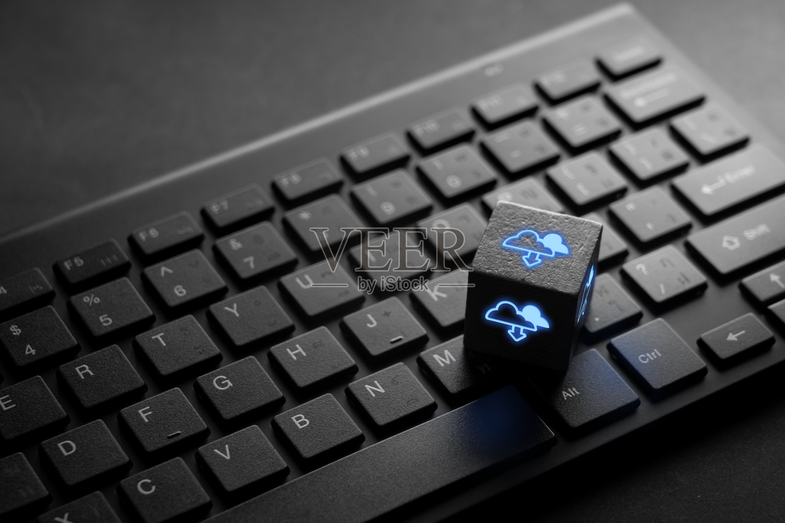 云技术图标为网上购物全球业务概念上的黑色键盘照片摄影图片