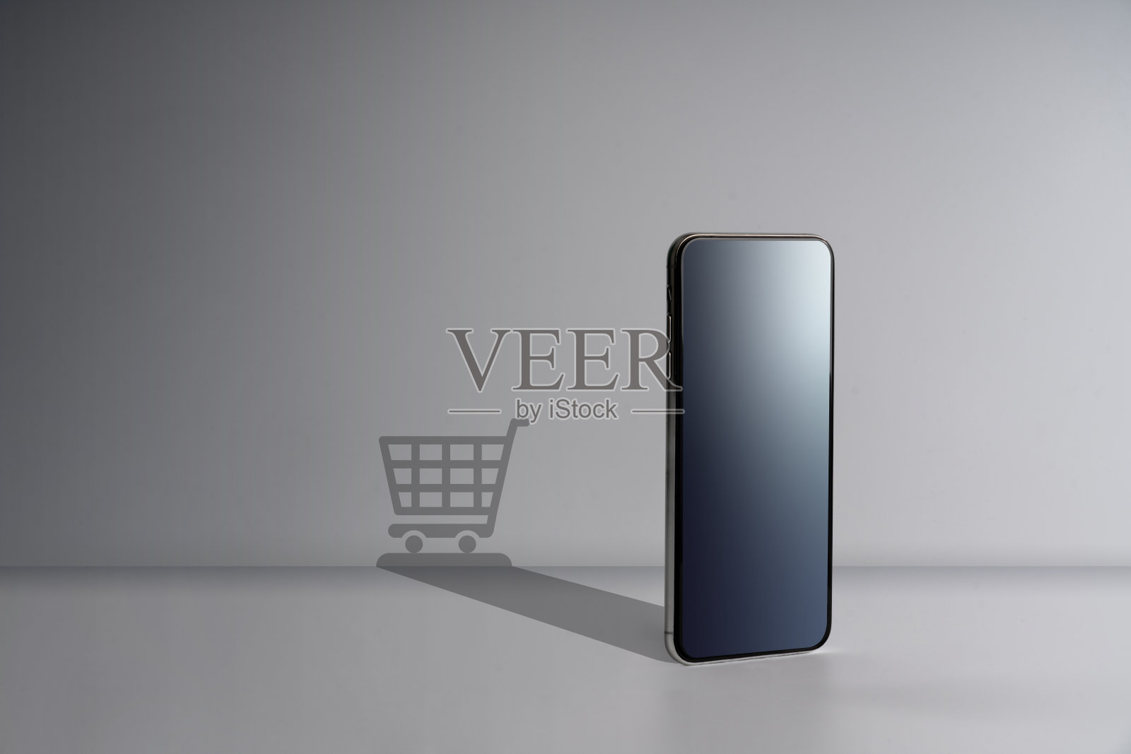 在线购物&社交媒体图标与智能手机照片摄影图片