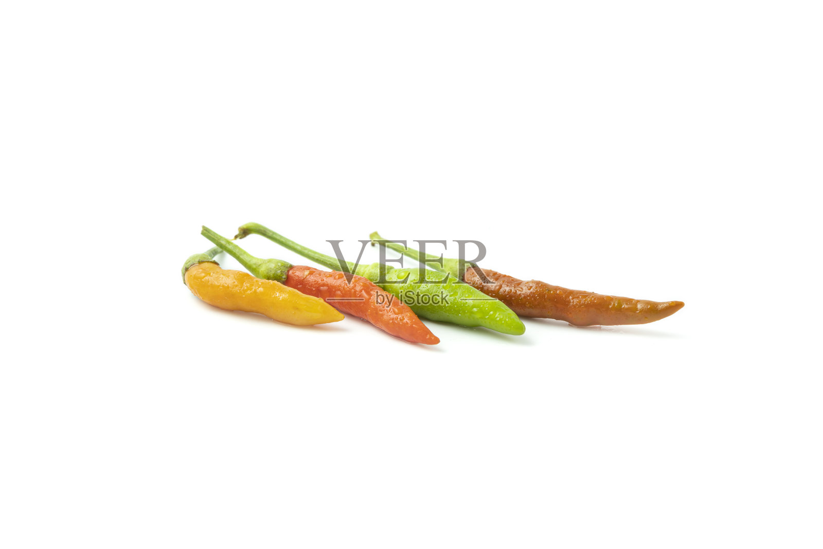 新鲜的各种颜色的辣椒被单独放置在白色的背景上。照片摄影图片