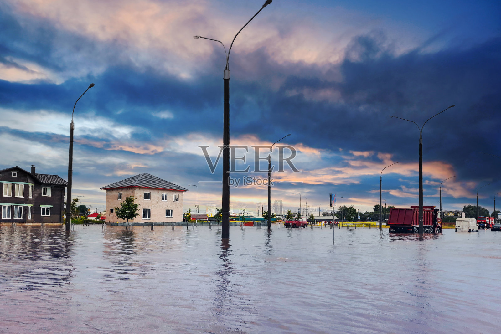 极端暴雨天气。附近的街道被洪水淹没。一个被水淹没的路口，还有一座被淹的房子。热带风暴带来的暴雨造成了许多洪灾地区。大雨造成许多洪水照片摄影图片