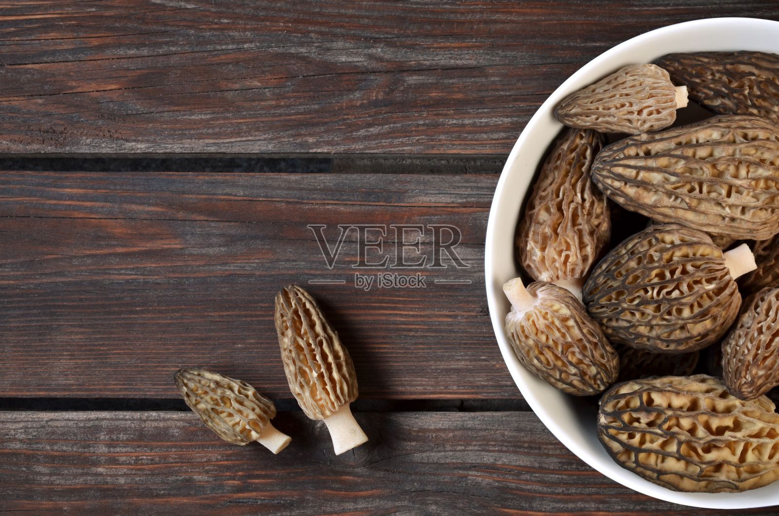 春季新鲜收获的羊肚菌放在一个白色的碗里照片摄影图片