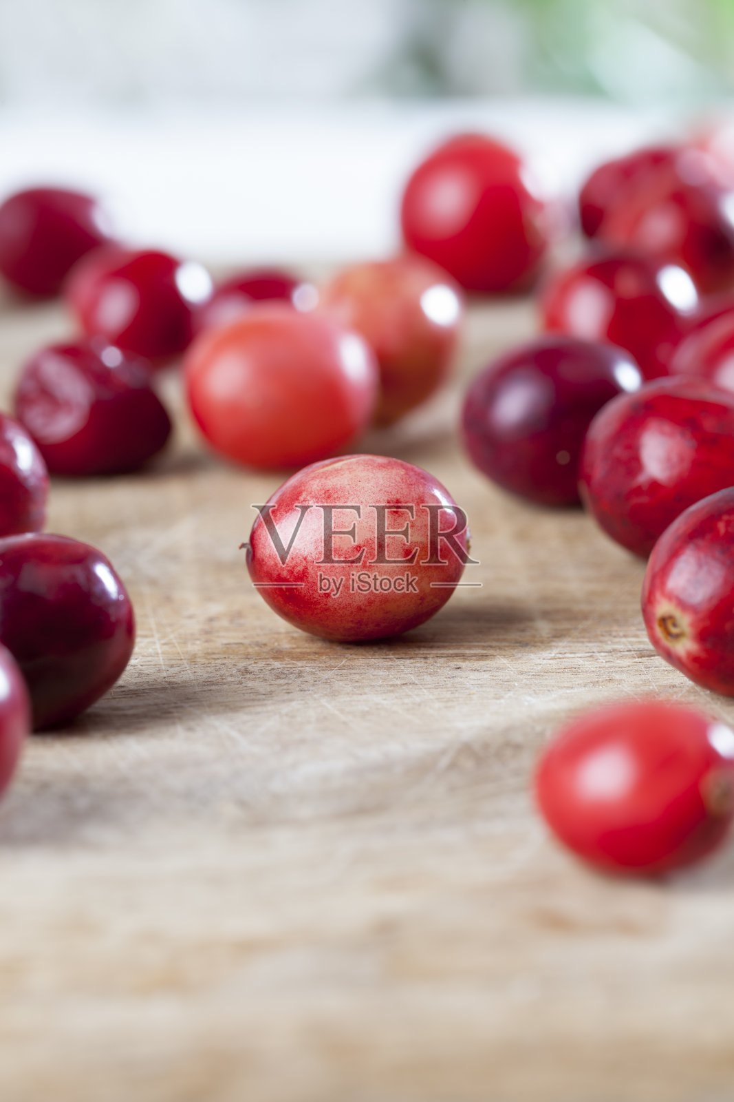 成熟的红莓蔓越橘放在桌上照片摄影图片