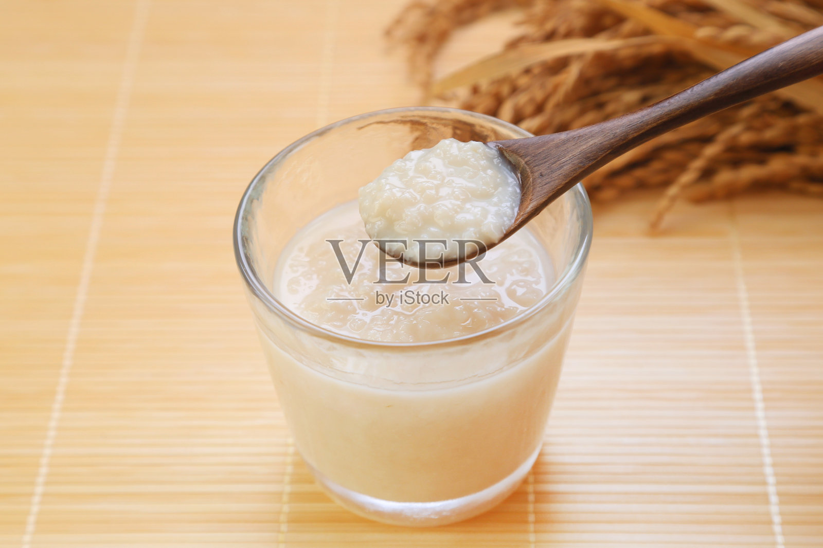 amazake是一种日本传统的甜味饮料。照片摄影图片