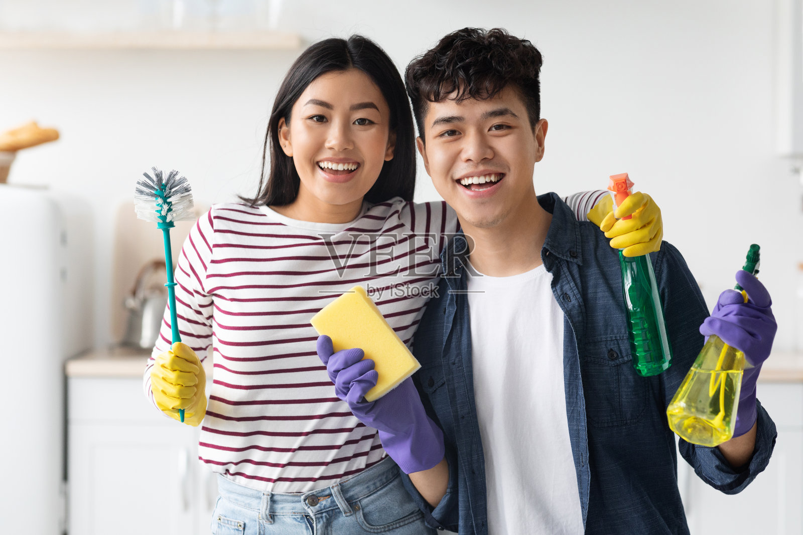 快乐的亚洲夫妇和清洁用品的肖像照片摄影图片