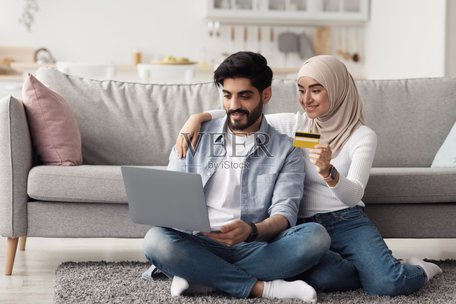 2019冠状病毒病期间在家在线支付金融账单、购物和银行业务照片摄影图片