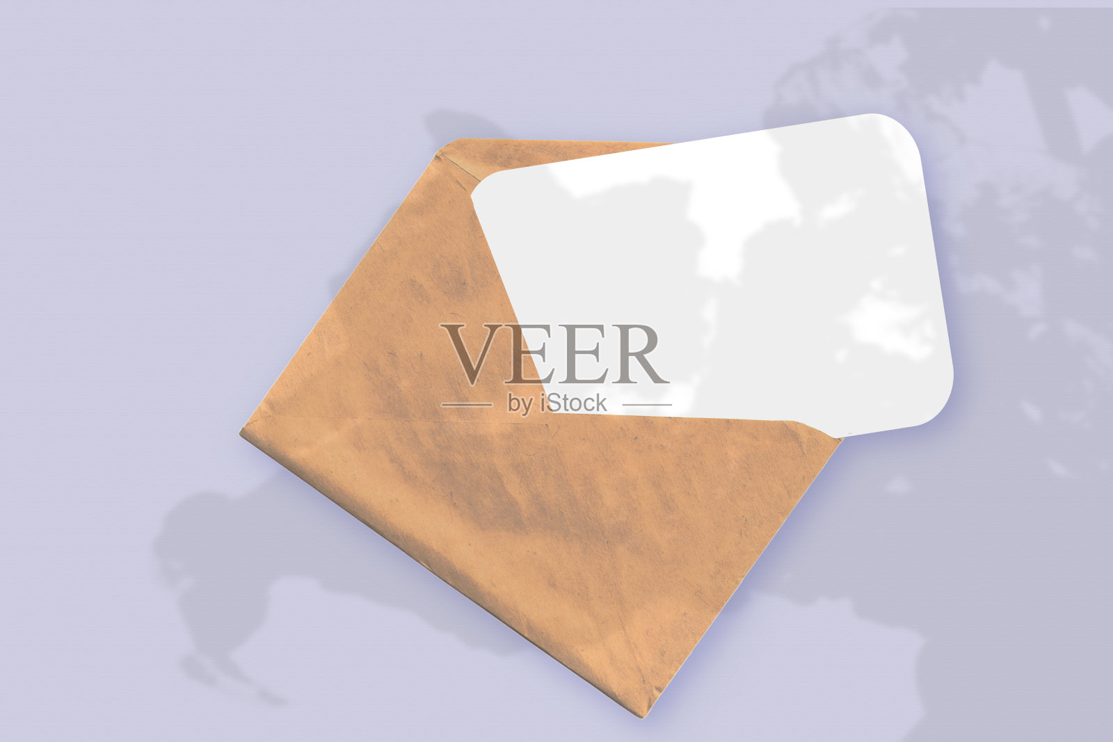 自然光从植物上投射阴影在一个信封上，一张白纸躺在紫色纹理的背景。模型插画图片素材