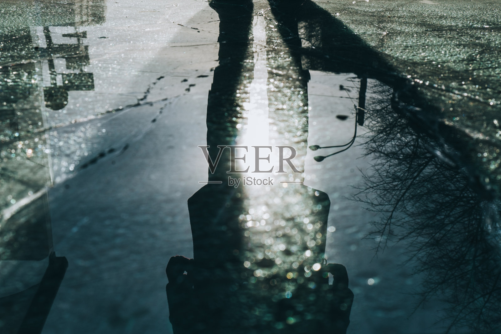 碎玻璃中女人的倒影，公交车站上的倒影照片摄影图片