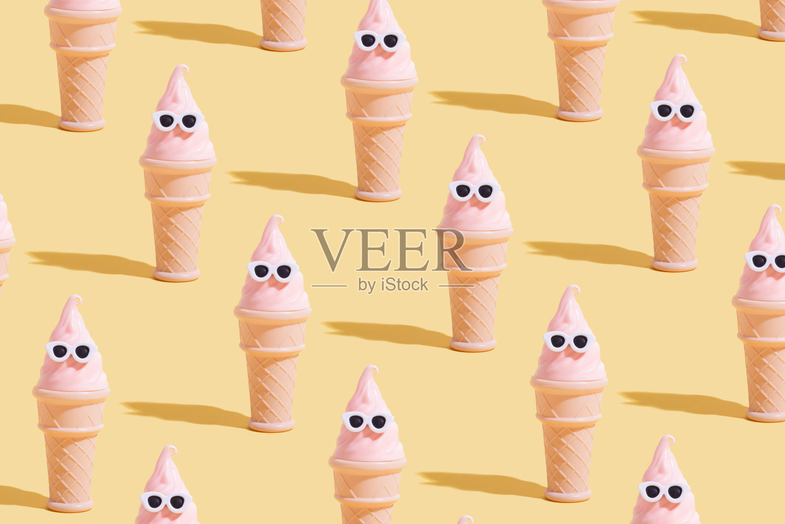 创意图案与玩具冰淇淋蛋筒与太阳镜。夏季假期在炎热的天气极简的概念插画图片素材