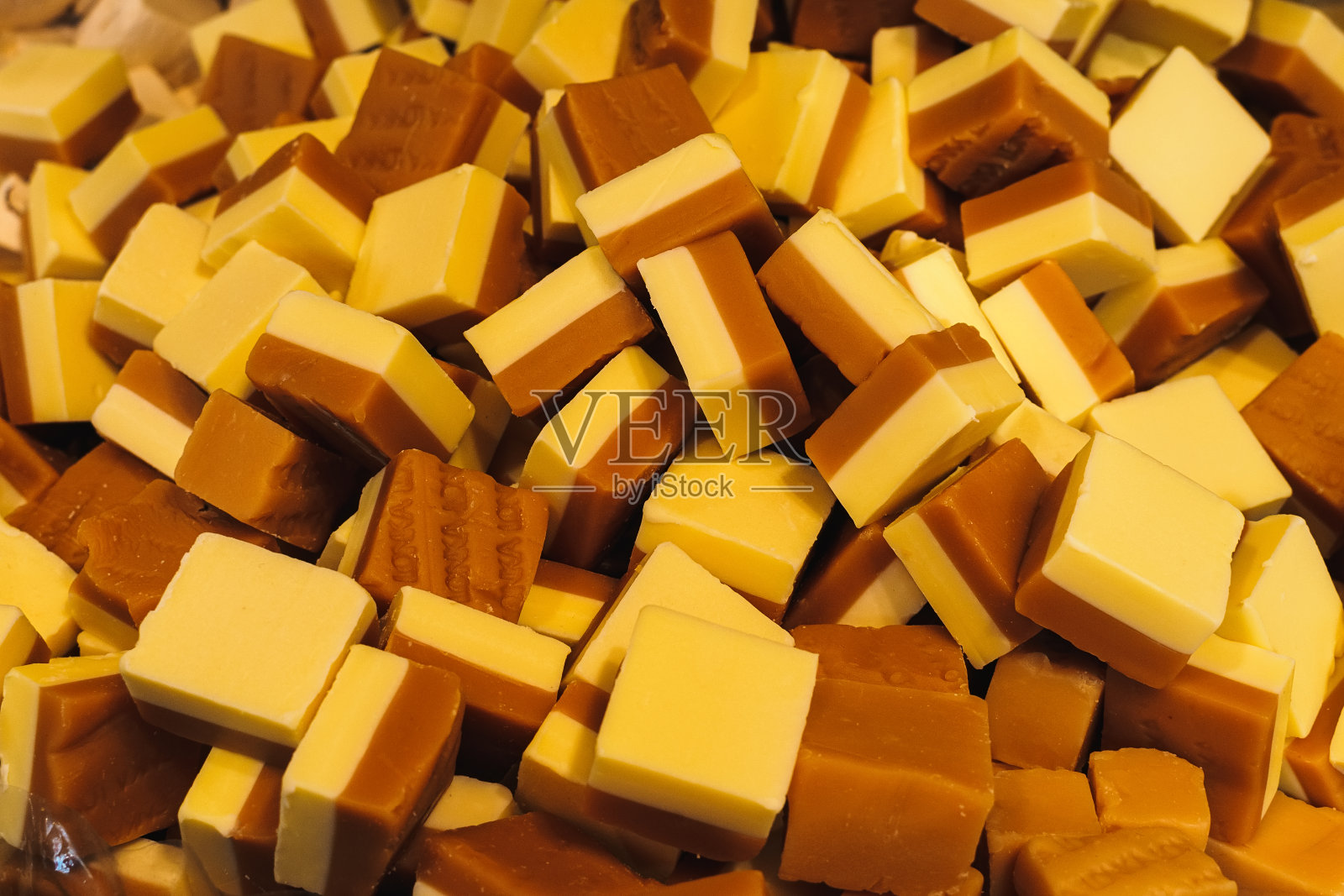 天然鸢尾香草软糖和巧克力口味特写照片摄影图片