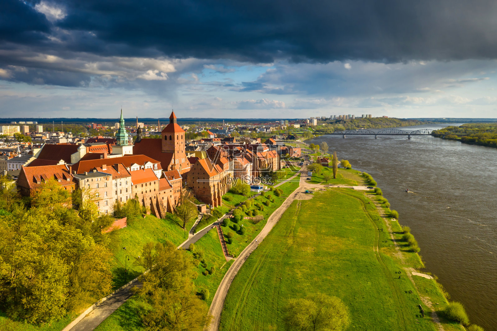 维斯瓦河上的格鲁兹兹城照片摄影图片