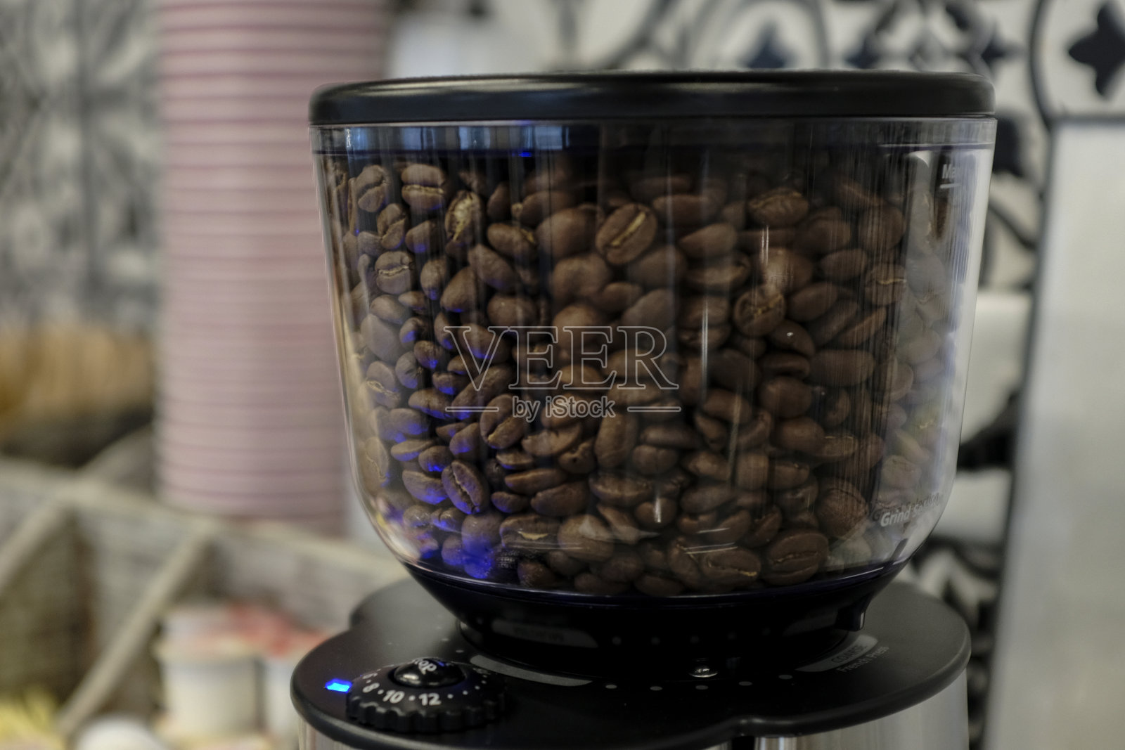 咖啡馆里的咖啡研磨机照片摄影图片