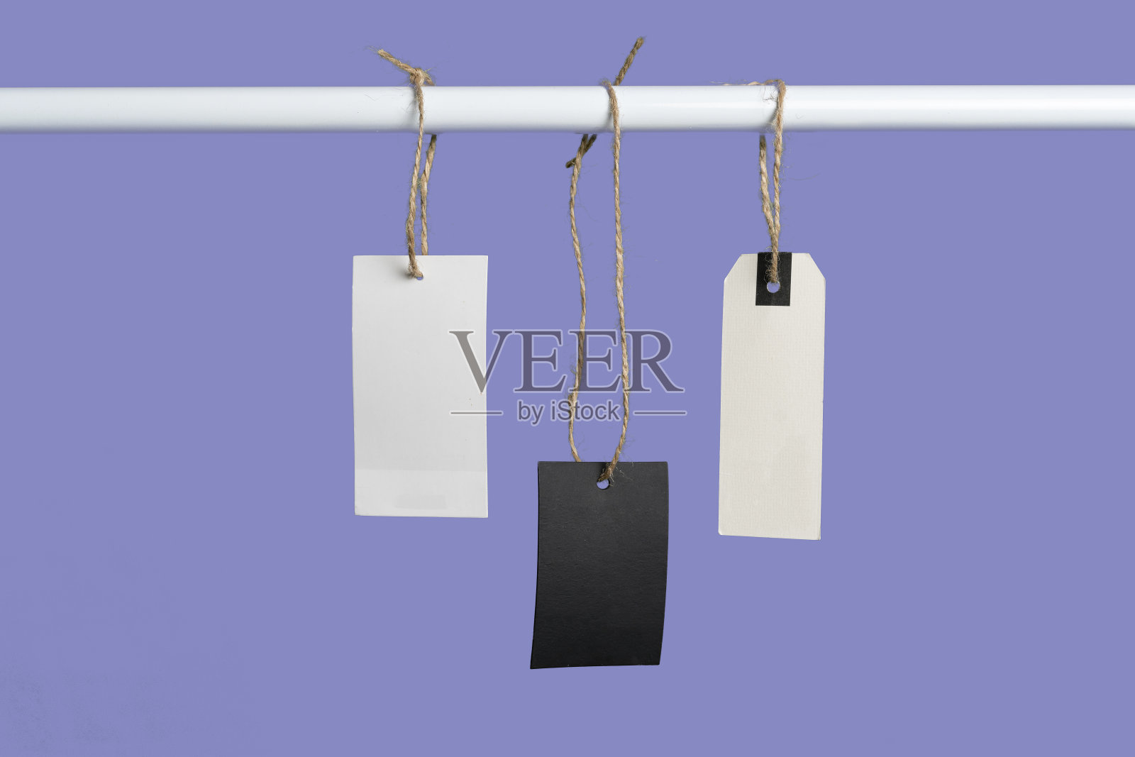 简单的空白空白孤立的价格标签吊在绳索上，实物模板为文字设计。照片摄影图片