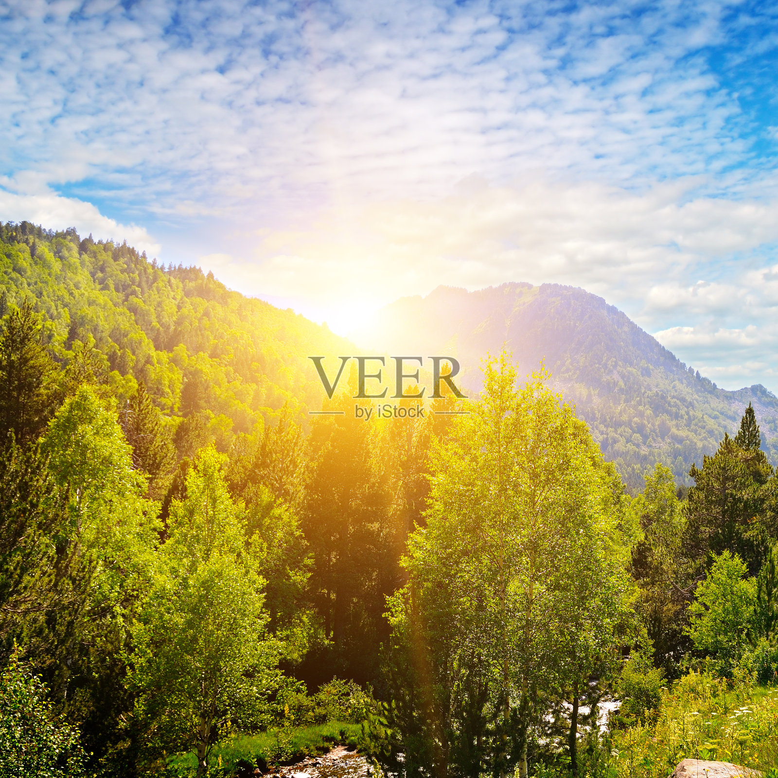 安道尔比利牛斯山美丽的山景。照片摄影图片