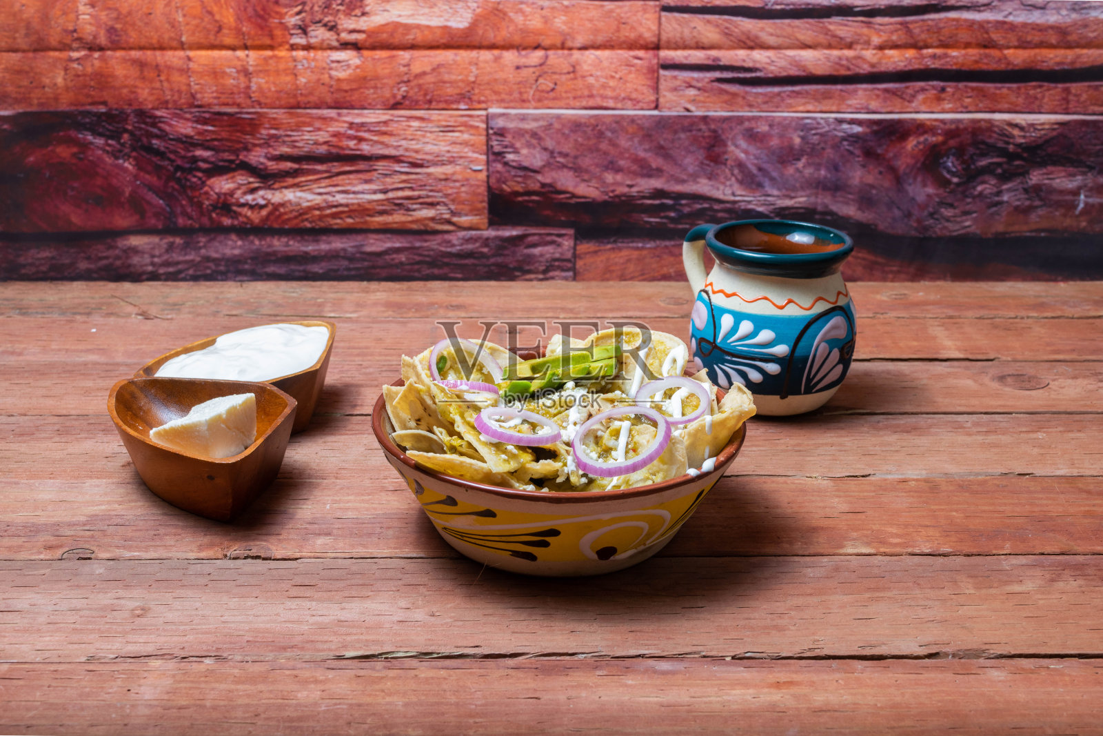 绿色的奇阿奎斯加鳄梨、奶油、新鲜奶酪和一杯墨西哥咖啡照片摄影图片