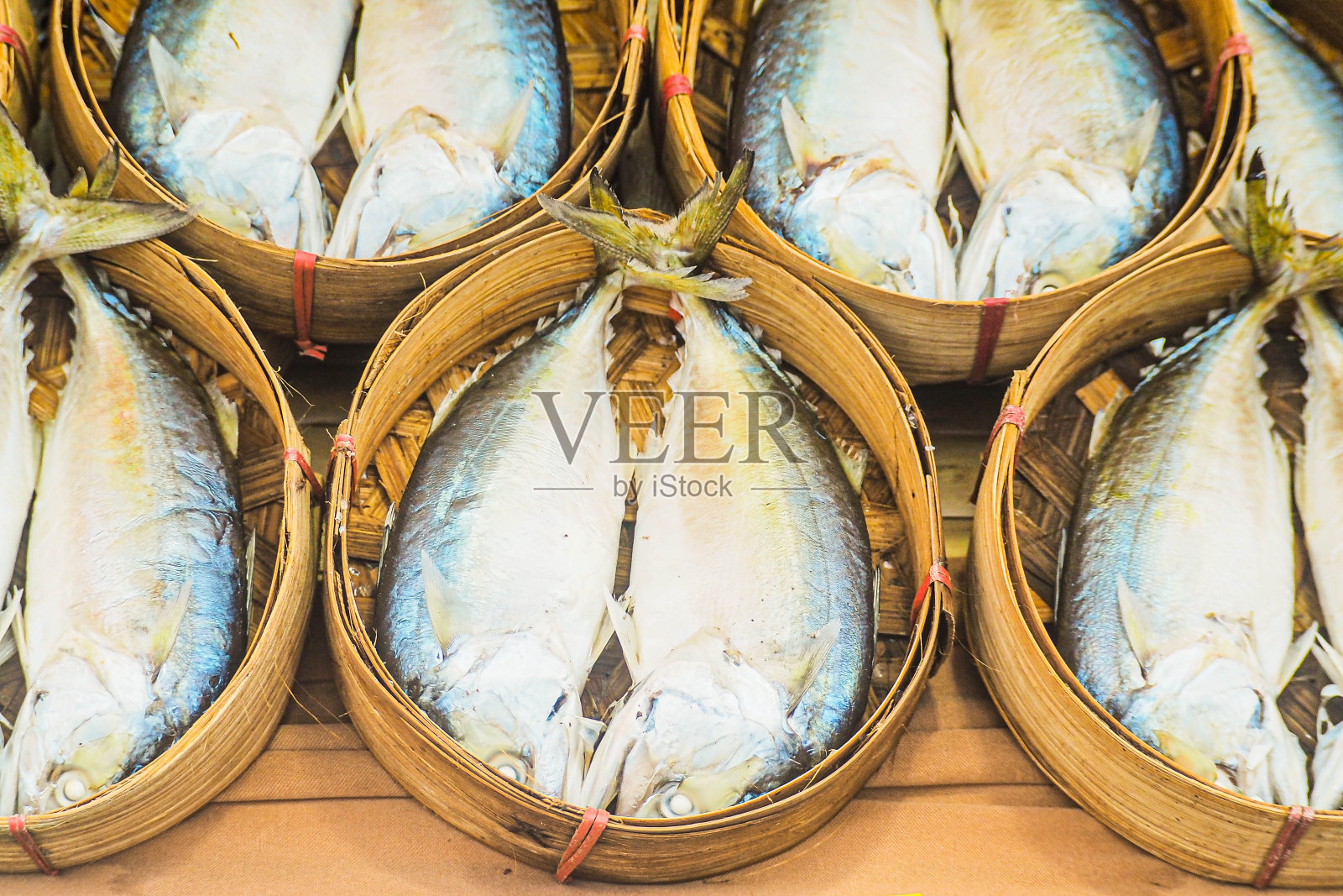 鲭鱼在篮子市场的生意照片摄影图片