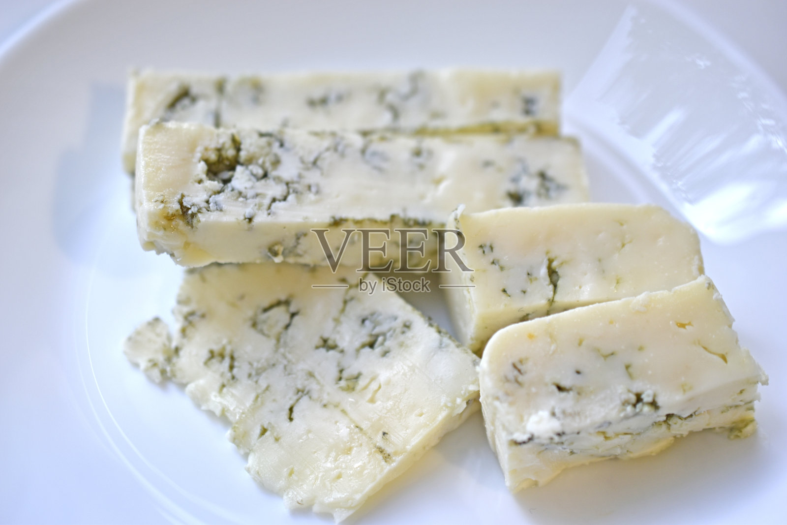 盘子里放着白奶酪和蓝霉照片摄影图片