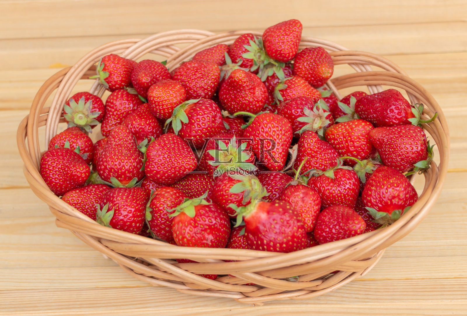 篮子里的新鲜草莓-美味的食物-木制背景照片摄影图片