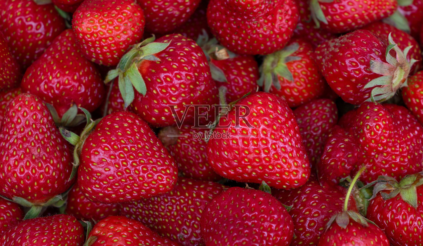 新鲜草莓质地背景-美味的水果和好处照片摄影图片