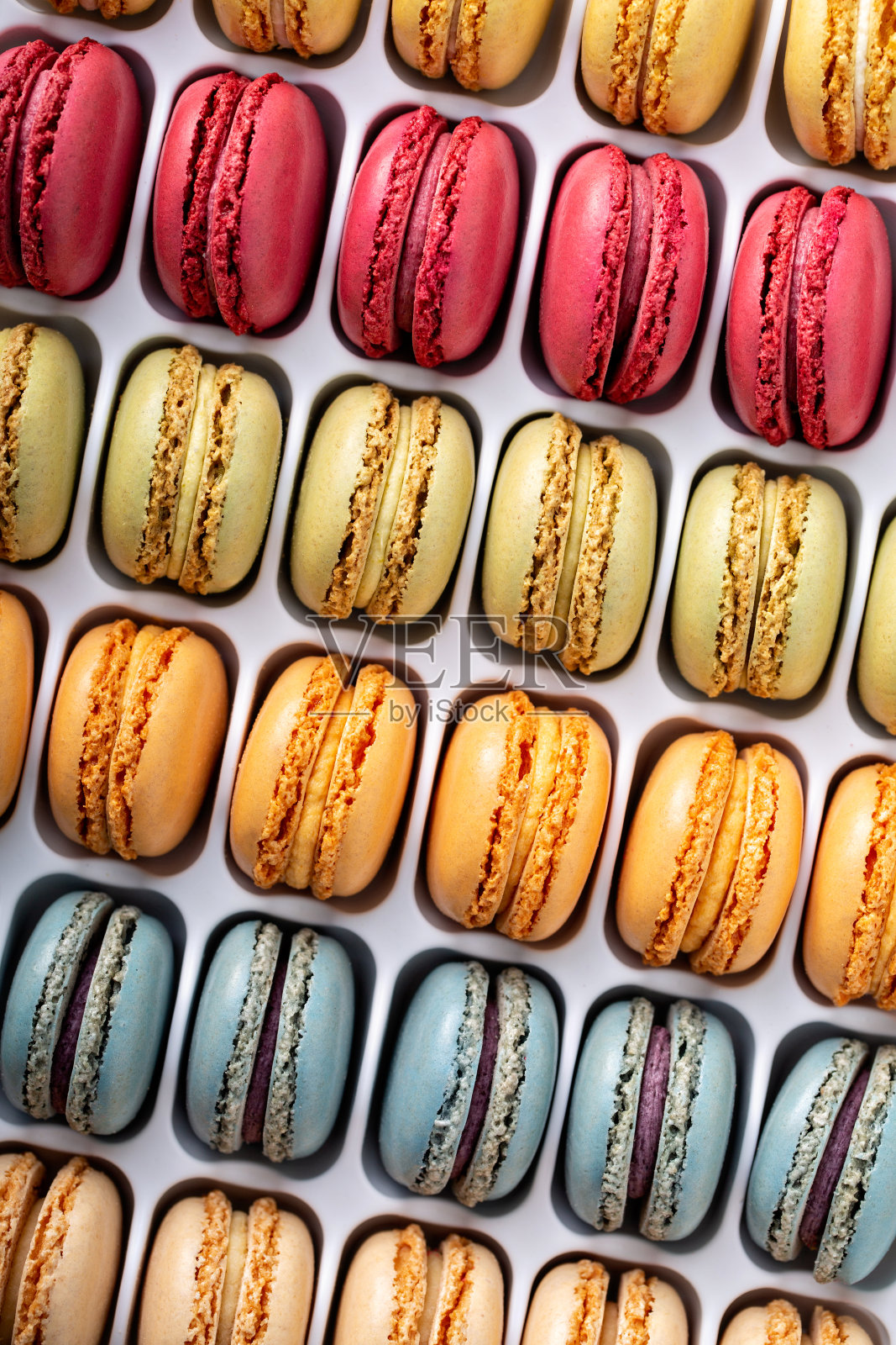 盒子里五颜六色的法式马卡龙照片摄影图片