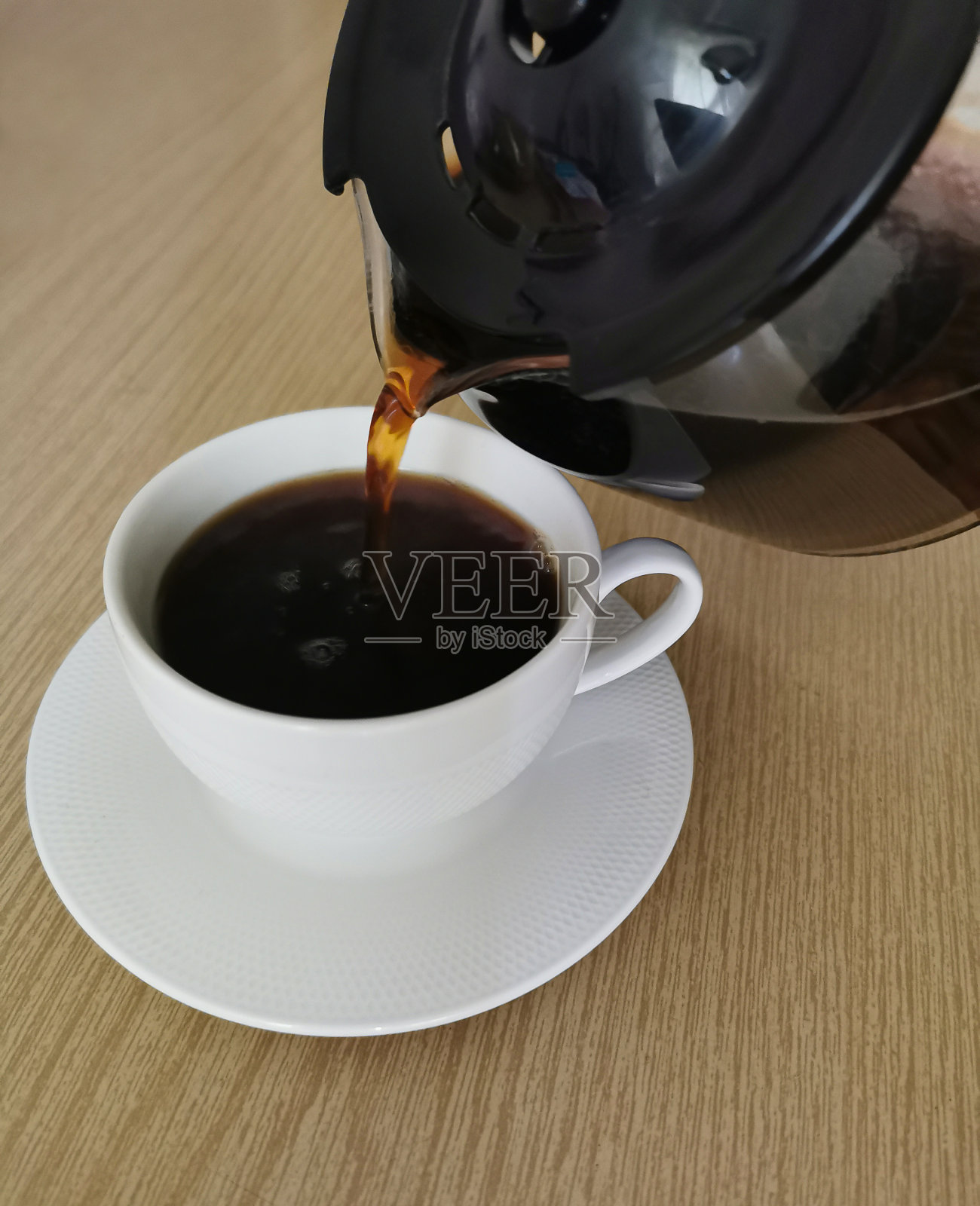 休息一下，喝杯咖啡。一大杯从玻璃壶里拿出来的热过滤咖啡照片摄影图片