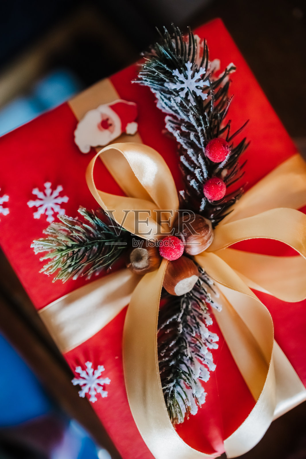 圣诞树下包装精美的红色礼品盒，俯视图照片摄影图片