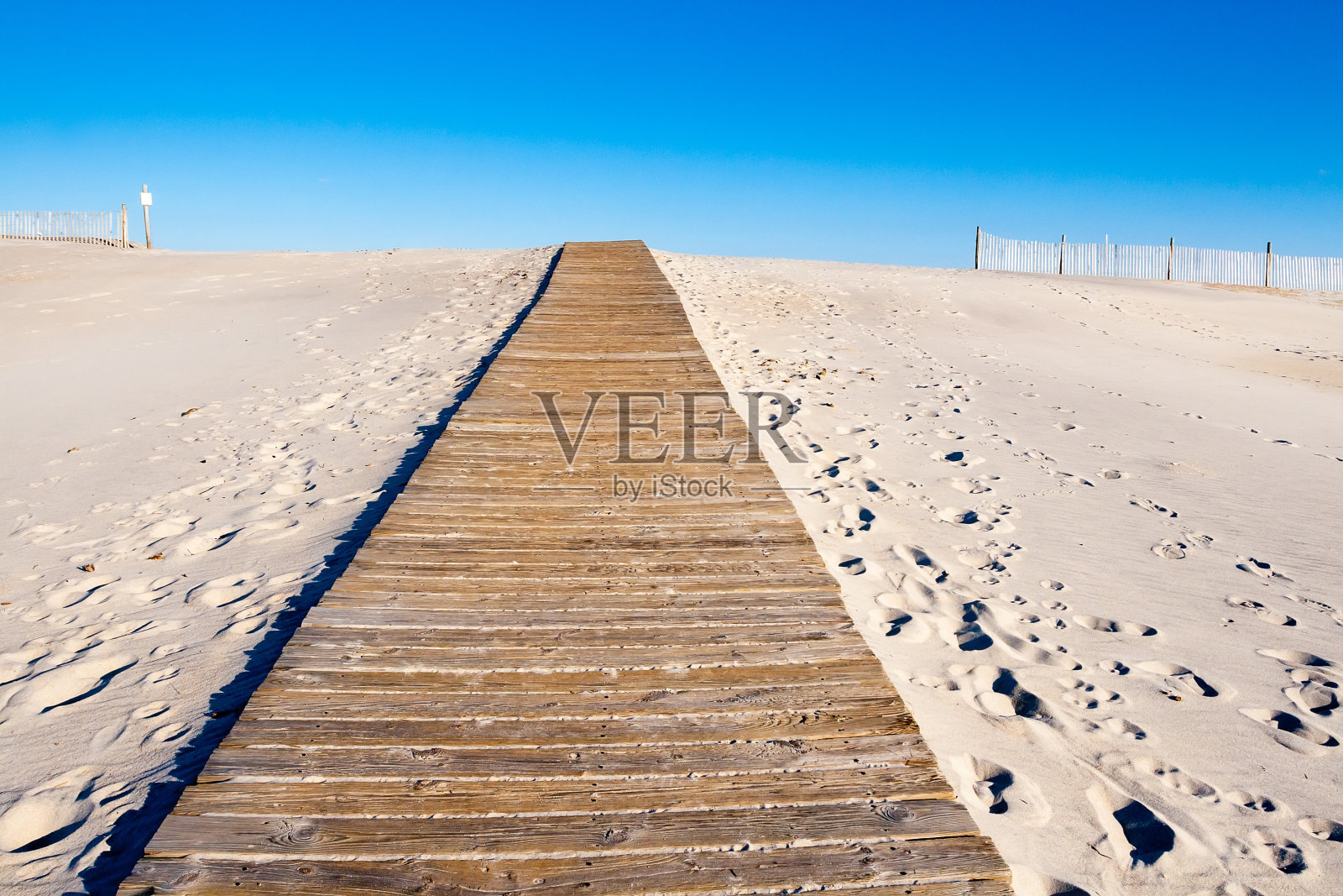 马里兰州阿萨提格岛海滩上的木板路照片摄影图片