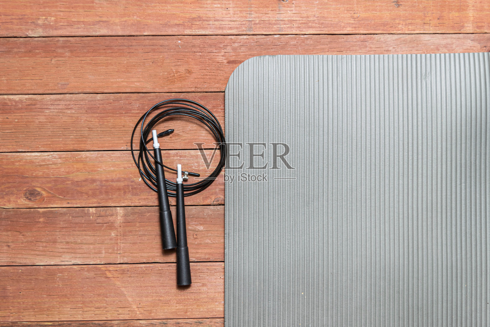 在健身房跳绳和瑜伽垫。体育的概念照片摄影图片