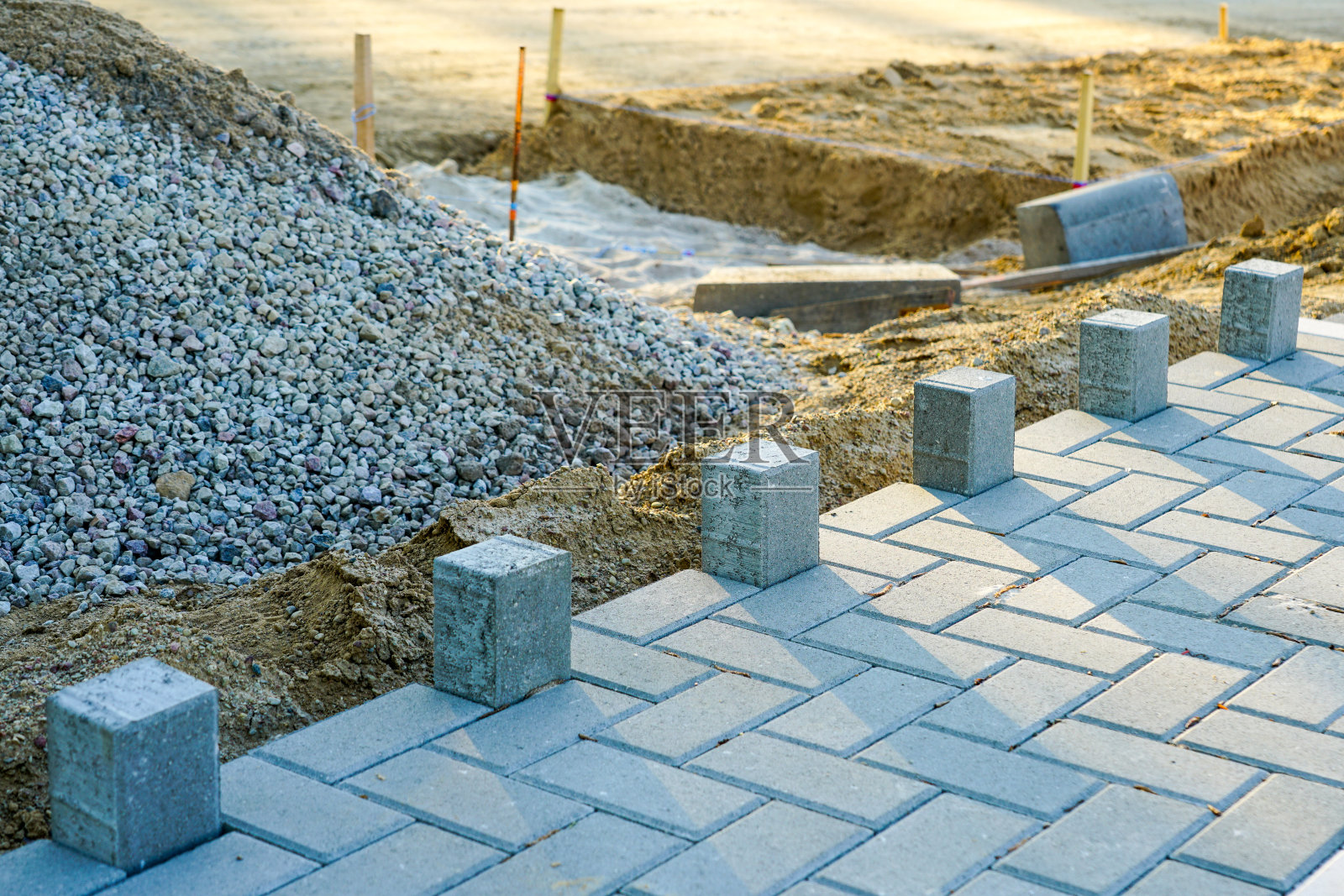 路面施工现场，混凝土砖和准备的碎石基层照片摄影图片