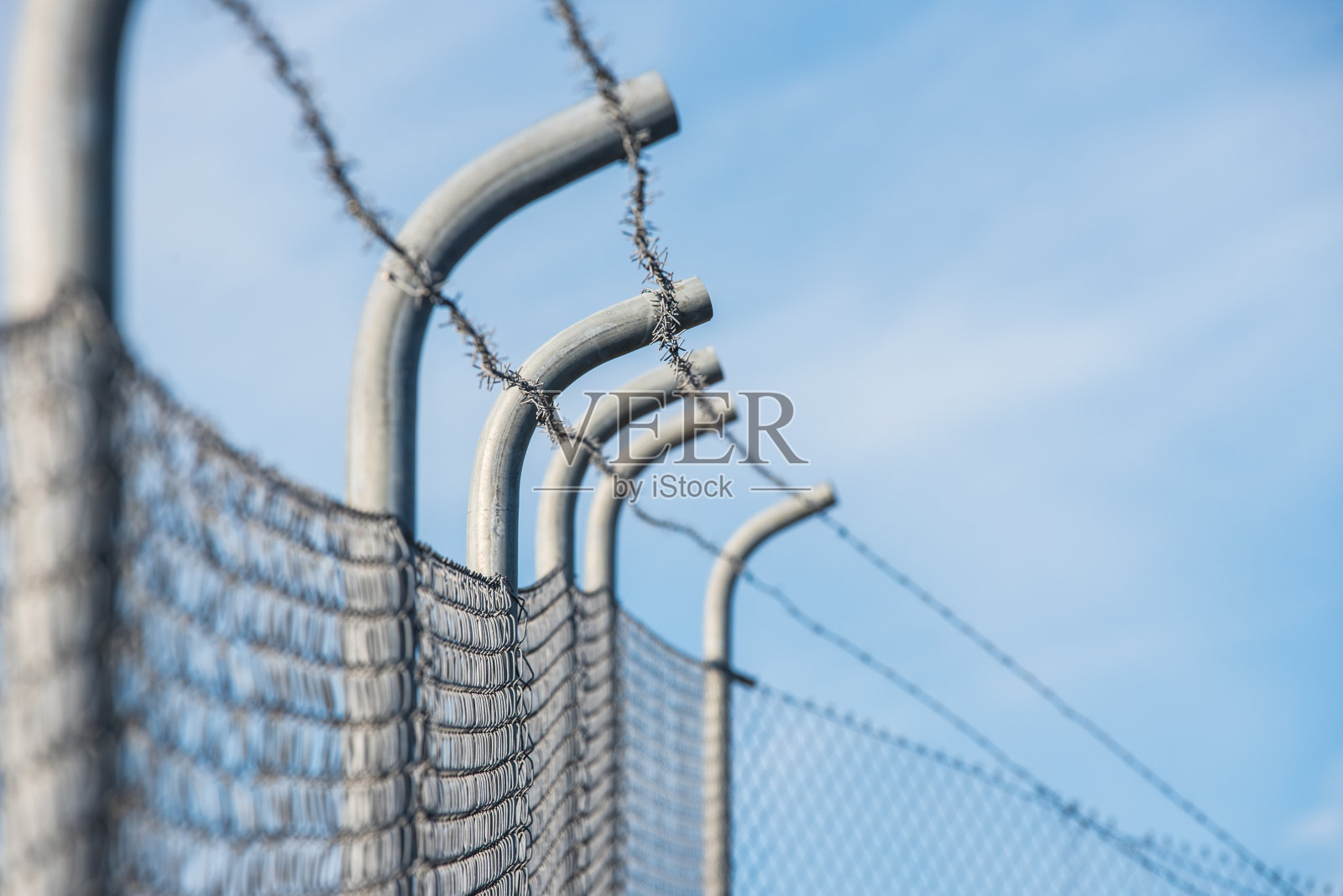 安全围栏和带刺铁丝网照片摄影图片