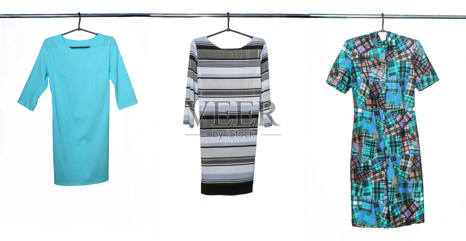 一组优雅的服装，孤立在白色背景上。在横木和肩膀上拍照照片摄影图片